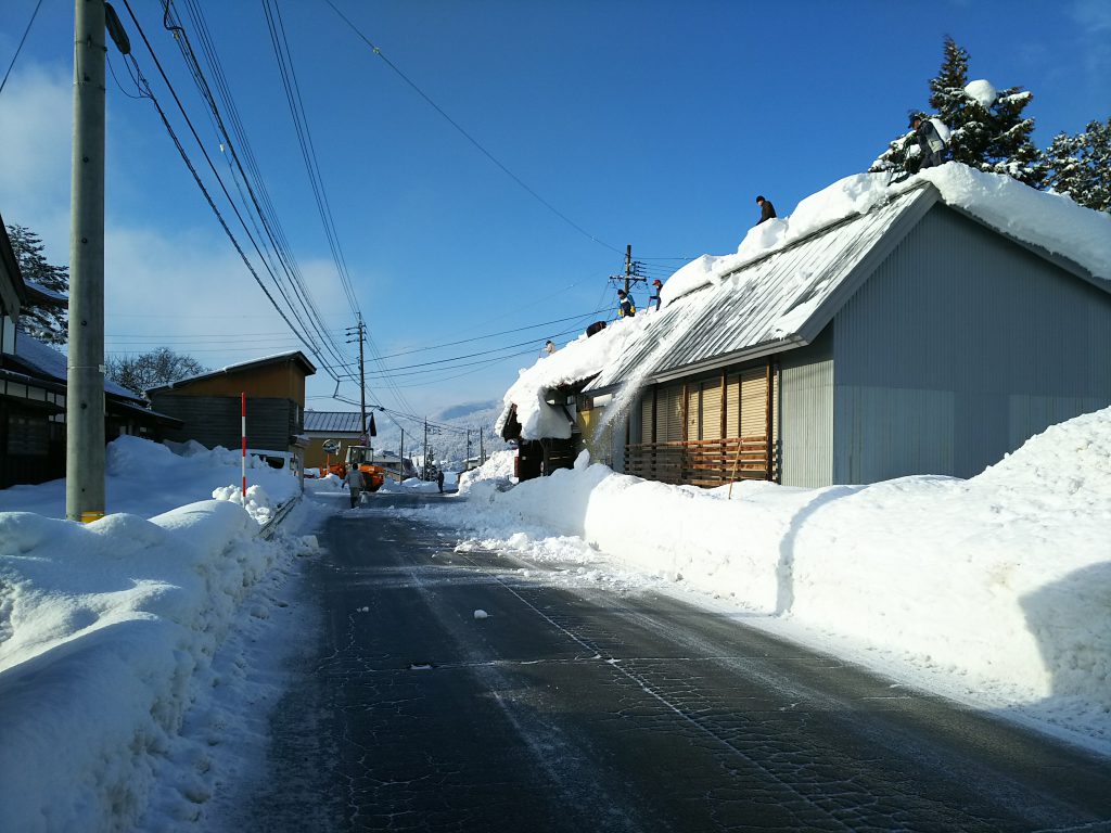 立道集会所　屋根の雪下ろし