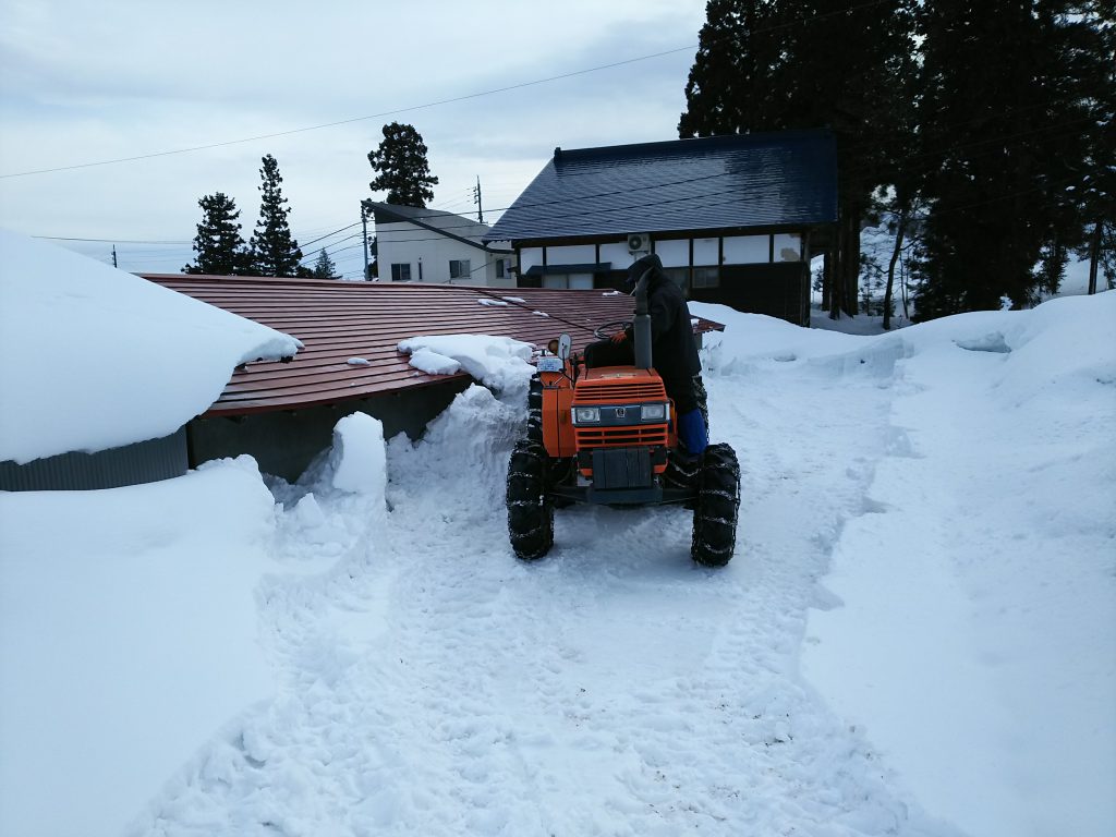 作業庫の除雪作業