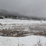 初雪の積もった田んぼの景色